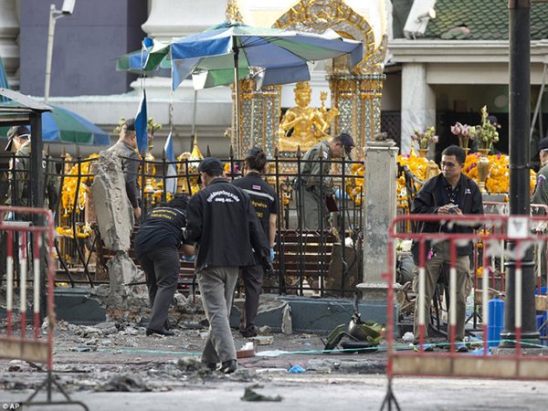 Tứ diện thần, cảnh nổ bom hôm 17-8-2015 tại chùa Vàng