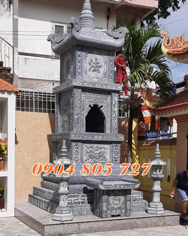 Tháp mộ sư để hũ tro cốt trong chùa tại Sài Gòn