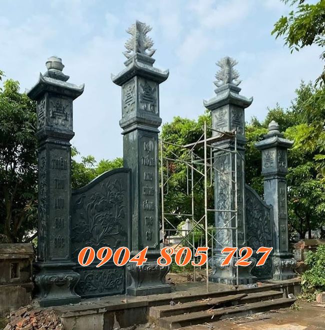 Cổng nghĩa trang bằng đá xanh rêu