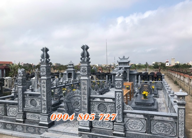 Cổng khu lăng mộ đá gia đình tại Hưng Yên