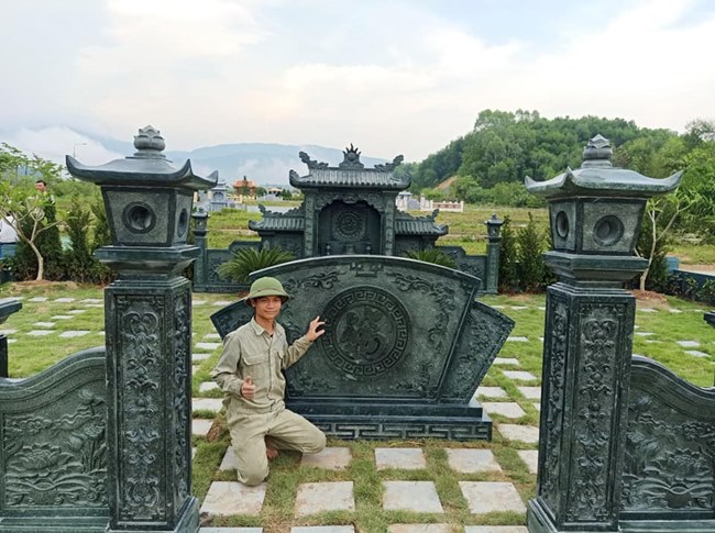 Cổng khu lăng mộ đá xanh rêu tại Phú Thọ
