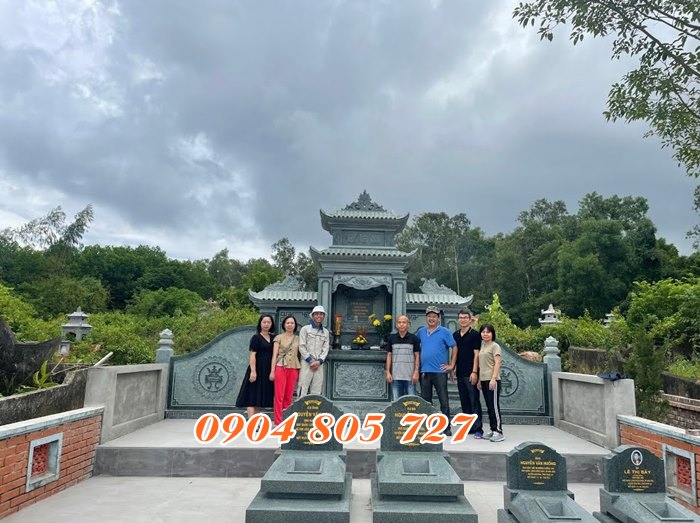 Khu mộ đá xanh rêu tại Tiền Giang
